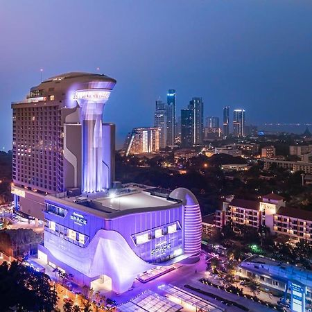 Grande Centre Point Space Pattaya Exterior photo The Royal Paragon Hotel