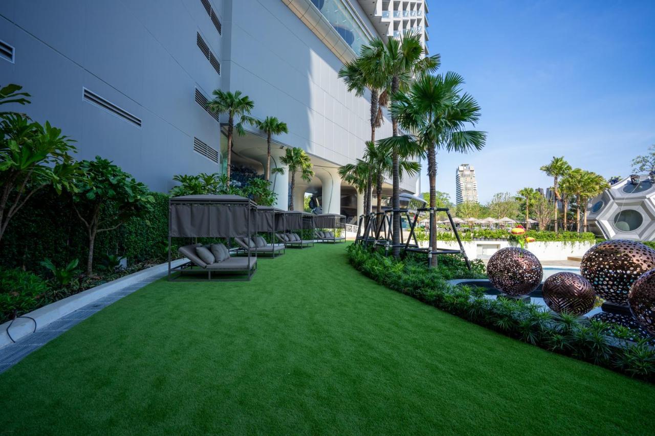 Grande Centre Point Space Pattaya Exterior photo Artificial grass at a condominium