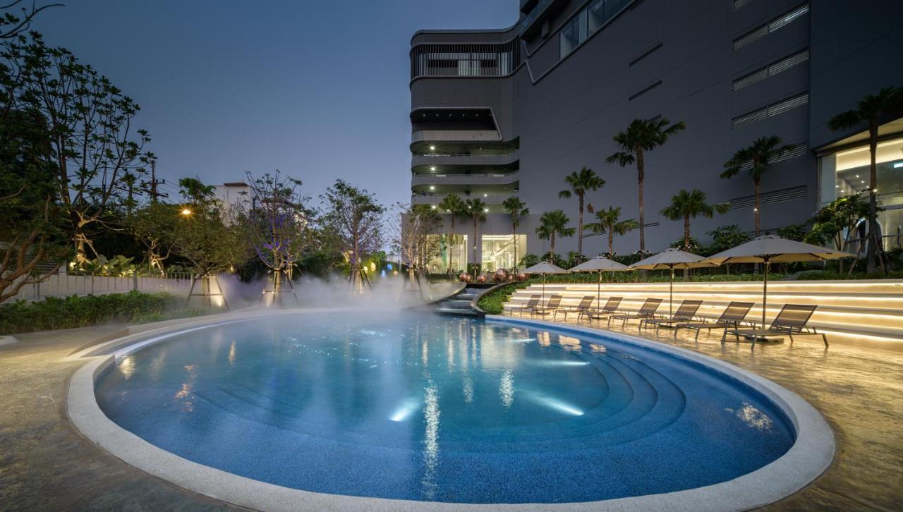 Grande Centre Point Space Pattaya Exterior photo The outdoor pool at the hotel