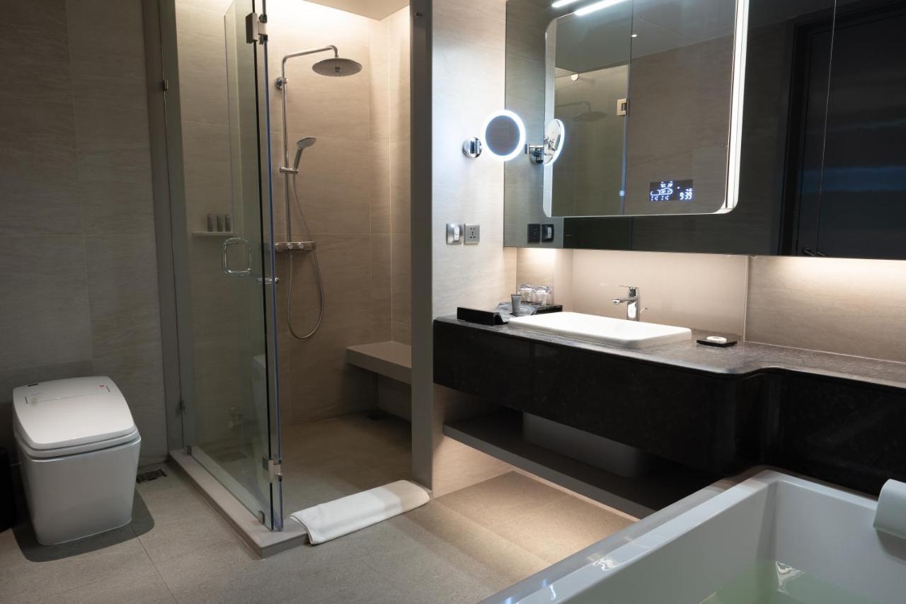 Grande Centre Point Space Pattaya Exterior photo A shower cubicle