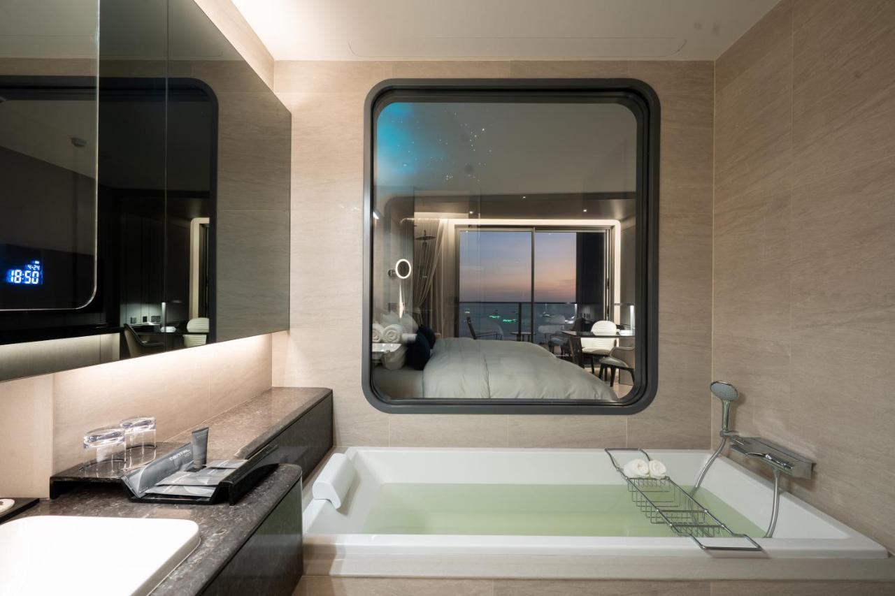Grande Centre Point Space Pattaya Exterior photo Bathroom
