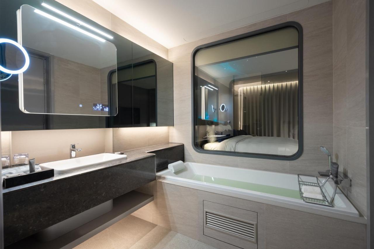 Grande Centre Point Space Pattaya Exterior photo Bathroom