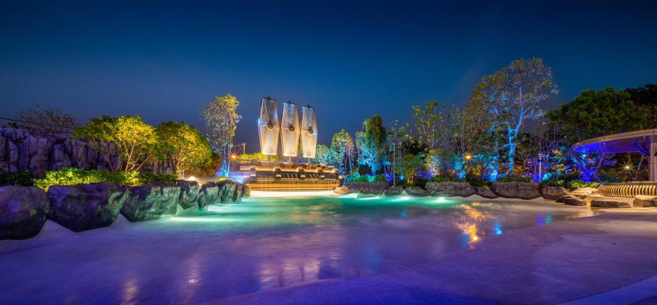 Grande Centre Point Space Pattaya Exterior photo The park at night