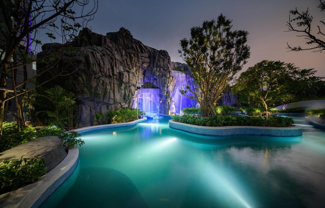 Grande Centre Point Space Pattaya Exterior photo The artificial waterfall at the resort
