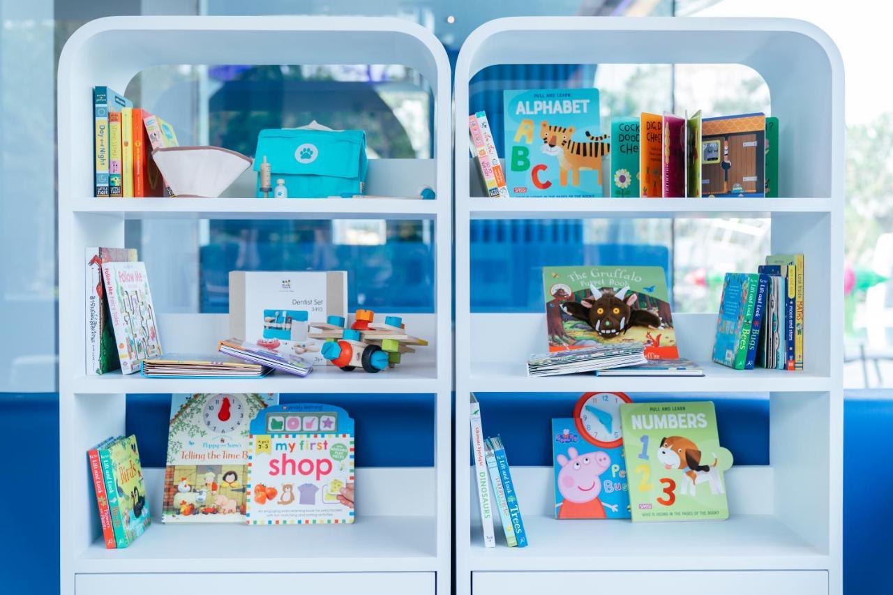 Grande Centre Point Space Pattaya Exterior photo Children's books at a library