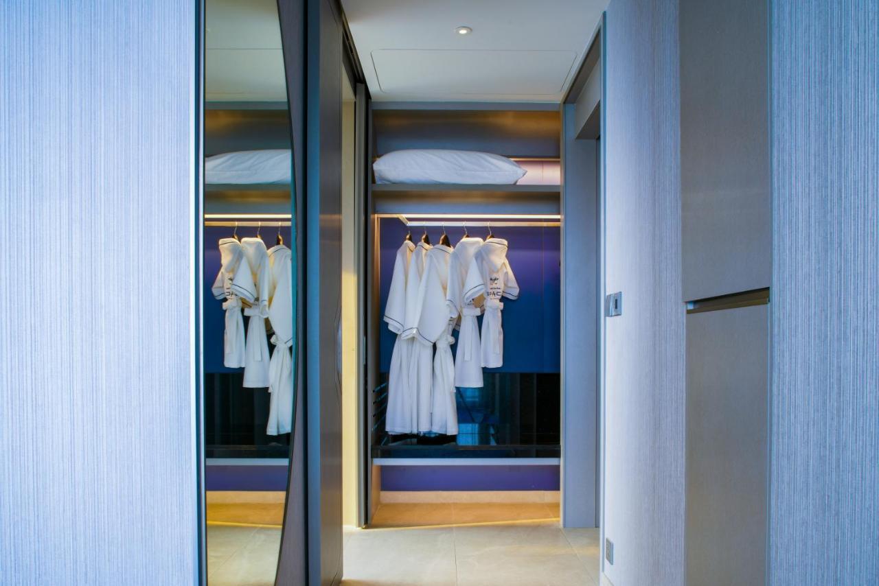 Grande Centre Point Space Pattaya Exterior photo A walk-in closet
