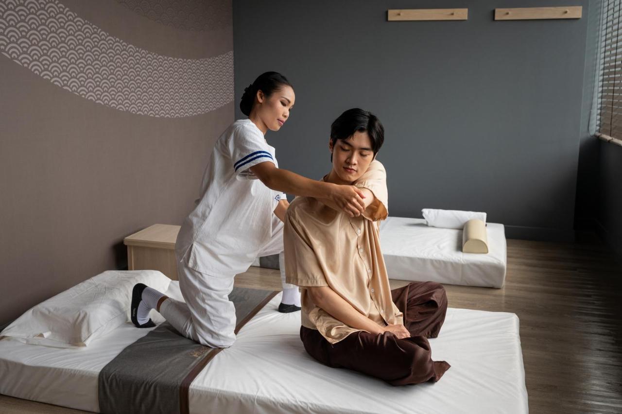 Grande Centre Point Space Pattaya Exterior photo Thai massage